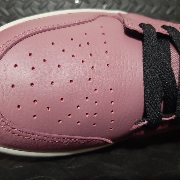 Jordan 1 Low Mulberry (W) shoes DC7268-500 - Picture 5 of 9